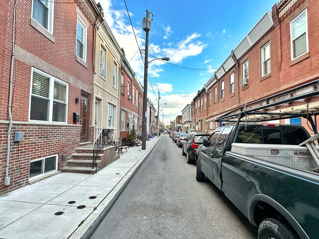 Building Photo - 2330 S Bancroft St