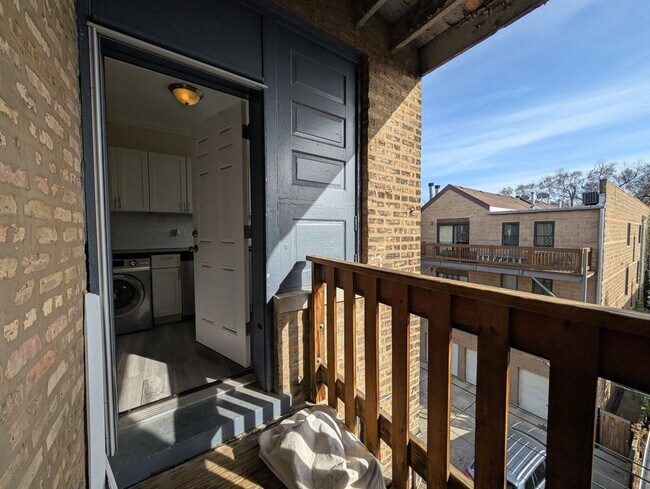 Building Photo - 3819.5 N Greenview Ave
