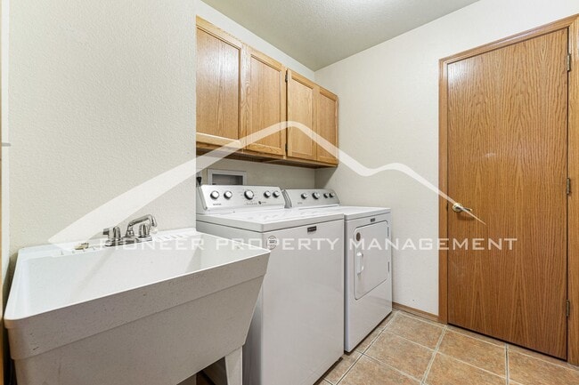 Building Photo - Spacious Home with Central AC and Gas Fireplace