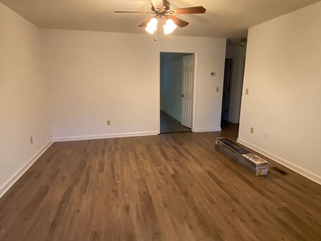 Building Photo - 2 Bedroom 1 Bath duplex, new flooring, new...