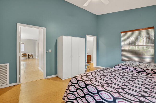 Building Photo - 3511 NW 4th Ave