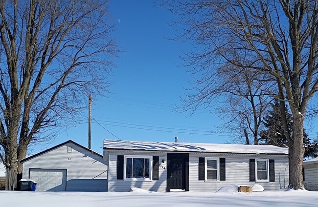 Building Photo - Updated 3BR/2BA + Detached 2-Car Garage!