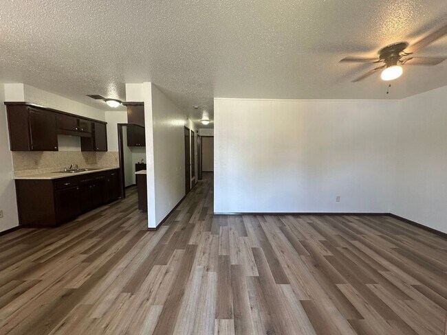 Building Photo - 3 bed 1.5 bath 1 car garage