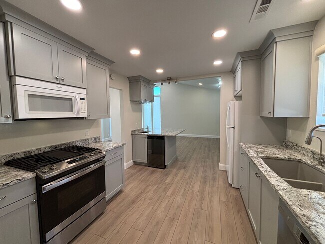 Building Photo - SPACIOUS REMODELED HOME FOR RENT!