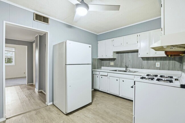 Building Photo - 1610 Court St