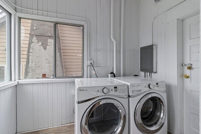 Building Photo - 7 Rose Ave