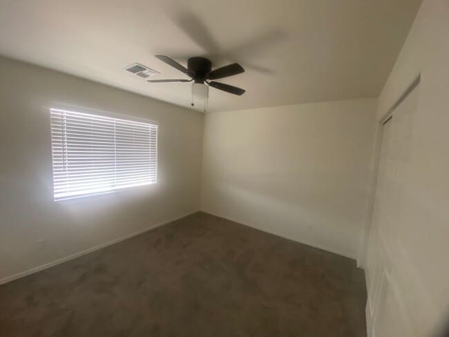 Building Photo - Stunning Home in Kingman – Spacious, Moder...