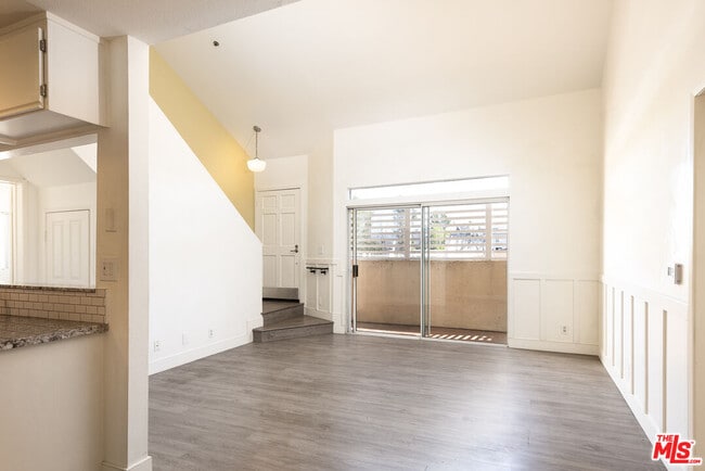 Building Photo - 13801 Oxnard St