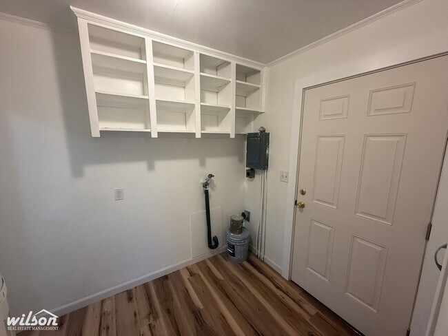 Building Photo - 1420-1420 Queen Ave