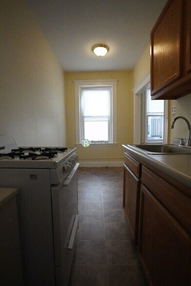 Building Photo - 228 Kelton St
