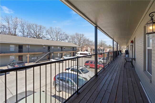 Building Photo - 884 W Holly St