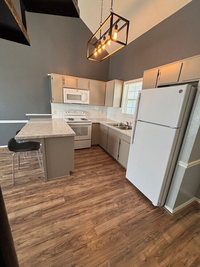 Building Photo - Remodeled 2 Bedroom Unit In Cobblestone - Water Included!
