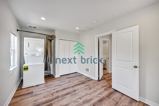 Building Photo - Charming 1-bedroom, 1-bathroom unit in Greenwood