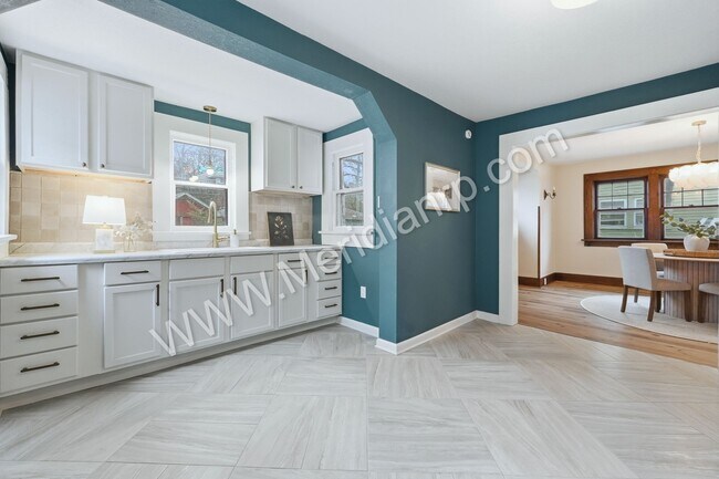 Building Photo - 931 Woodview Blvd