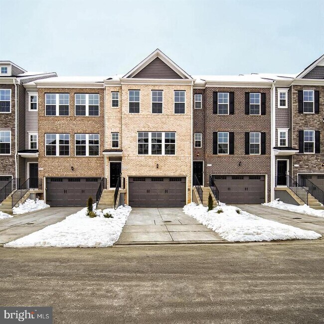 Building Photo - 2914 Lewis and Clark Ave