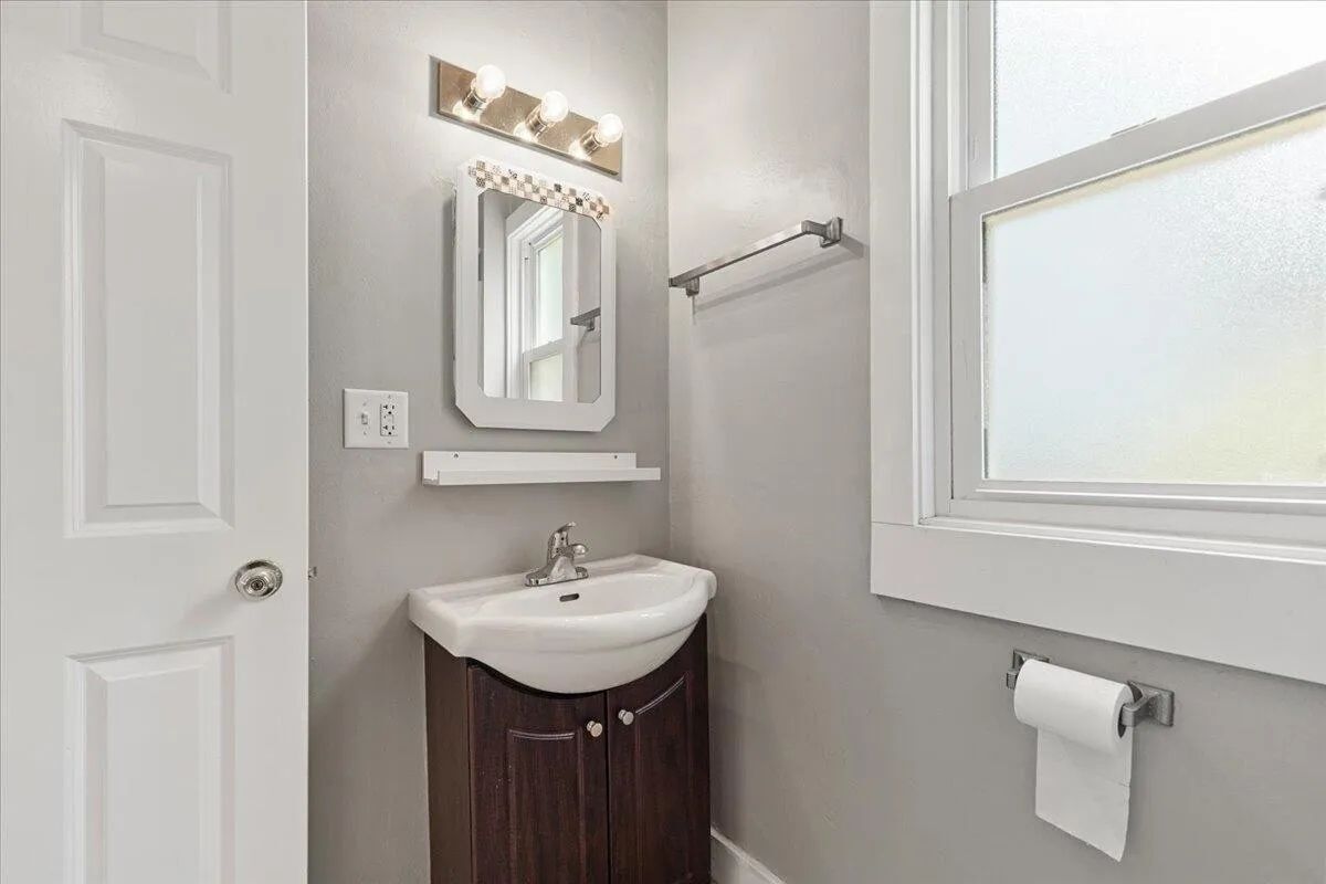 Bathroom - 1052 Poplar St