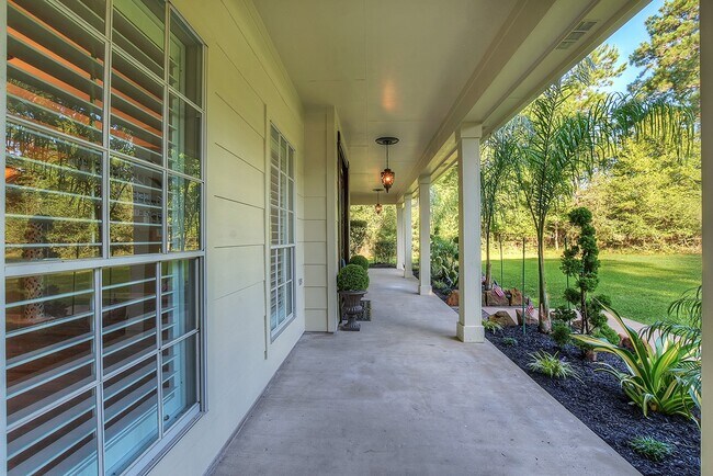 Building Photo - 10819 Lake Windcrest Blvd