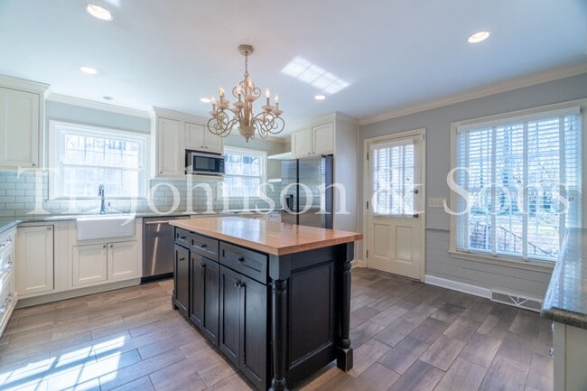 Building Photo - Spacious 5 Bedroom Home in the Heart of Sherwood Forest