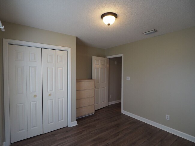 Building Photo - Gorgeous water views just blocks from the ...