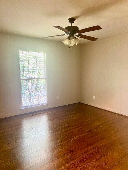 Building Photo - 3414 N River Rd