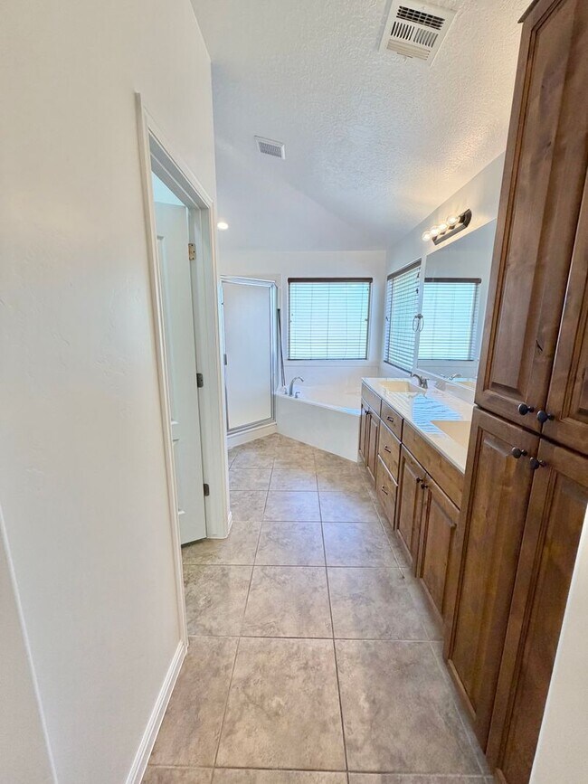 Building Photo - Beautiful Riverstone Home!!