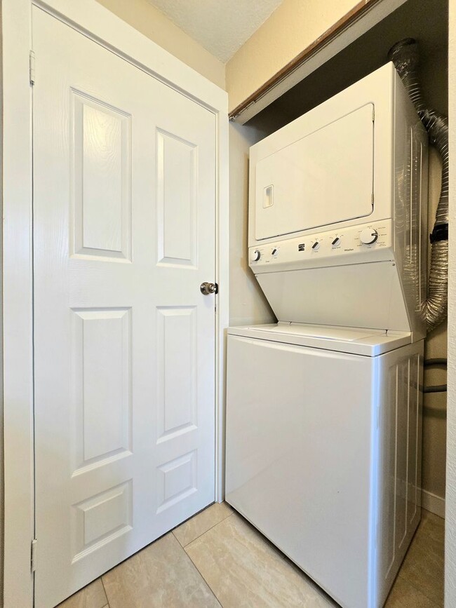 Building Photo - 2 Bedroom Townhome in Marysville Pet Friendly !