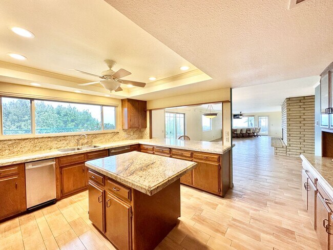 Building Photo - Beautiful Custom Home in Fallbrook, just m...