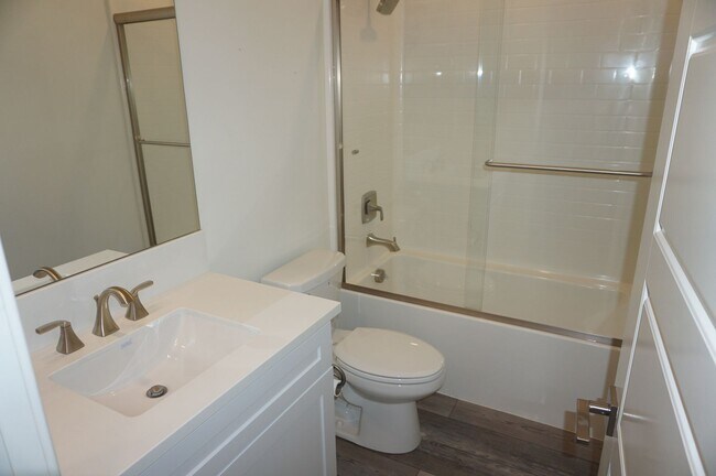 Building Photo - Beautiful 2 Bed 2.5 Bath End Unit with Lof...