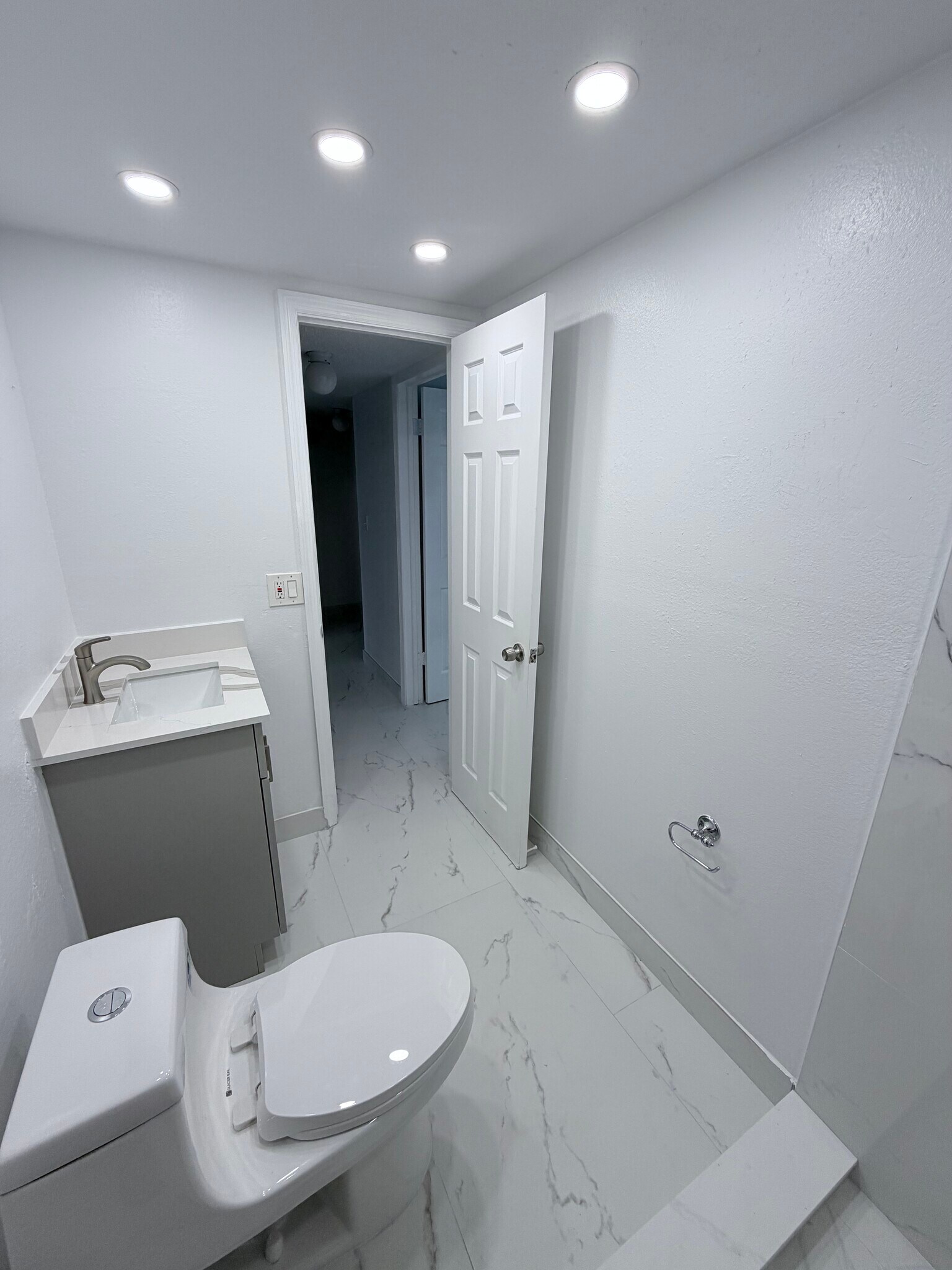 Building Photo - 9365 Fontainebleau Blvd