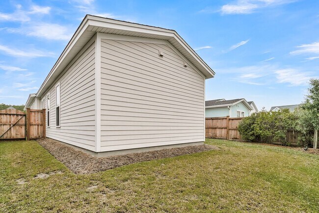 Building Photo - Must See Beautiful 3BR Home in Nexton with Primary Suite Downstairs and a Fenced in Yard & Upstai...