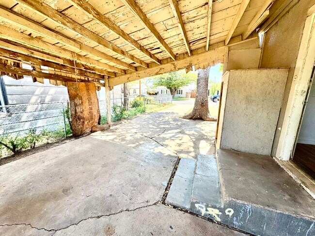 Building Photo - 114 N Avenue V