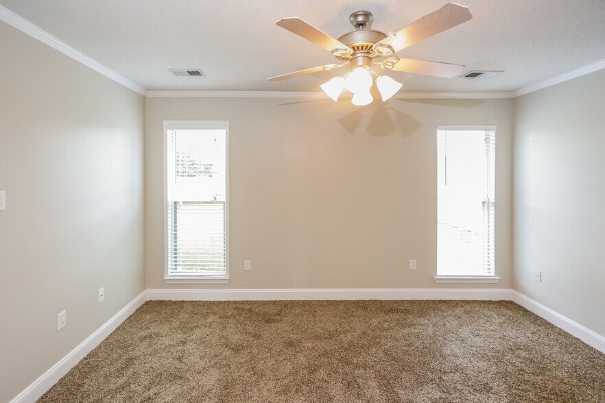 Building Photo - 10125 Oak Run Dr S