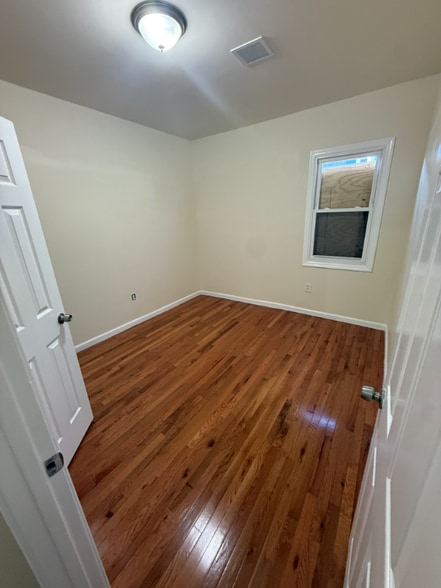 Building Photo - 825 S 15th St