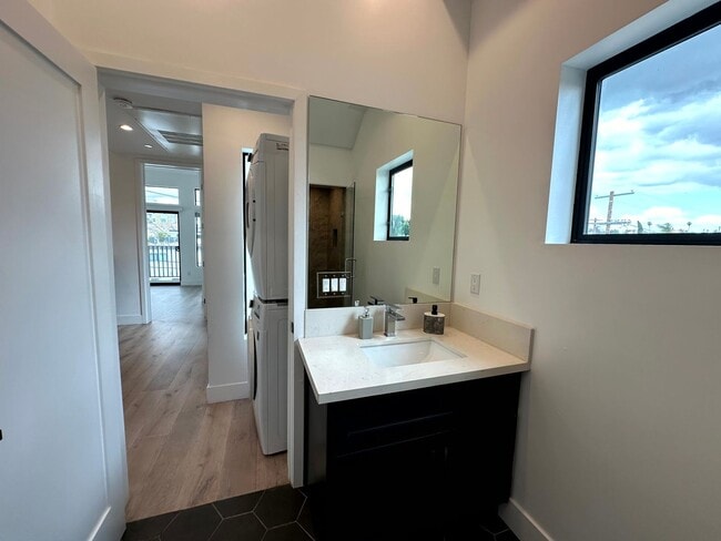 Building Photo - Beautiful Modern Luxury 4 Story Townhome -...