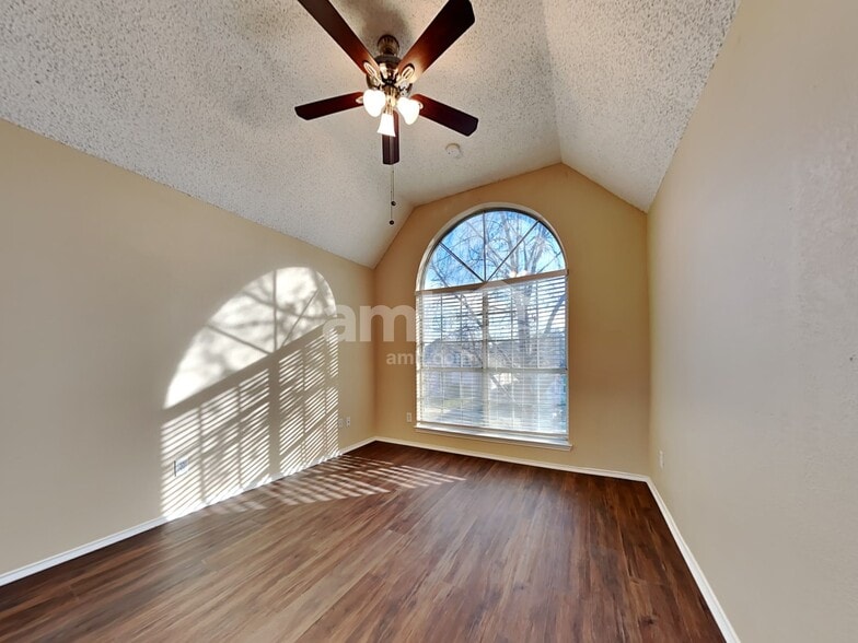 Building Photo - 2101 Flamingo Dr