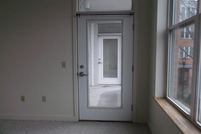 Building Photo - 370 Farrell St