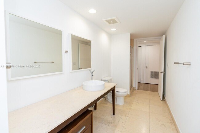 Building Photo - 495 Brickell Ave
