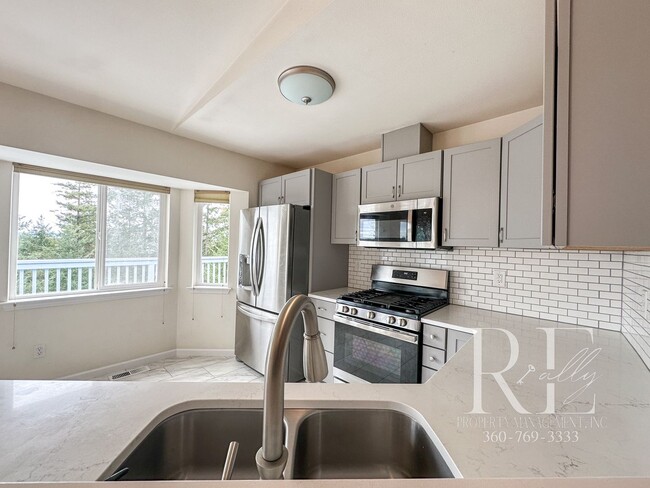 Building Photo - Rambler with 2-Car Garage, RV/Boat Parking...