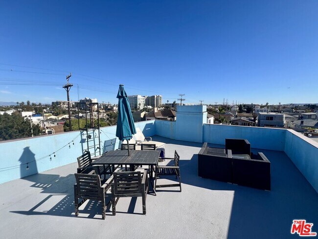 Building Photo - 32 28th Pl