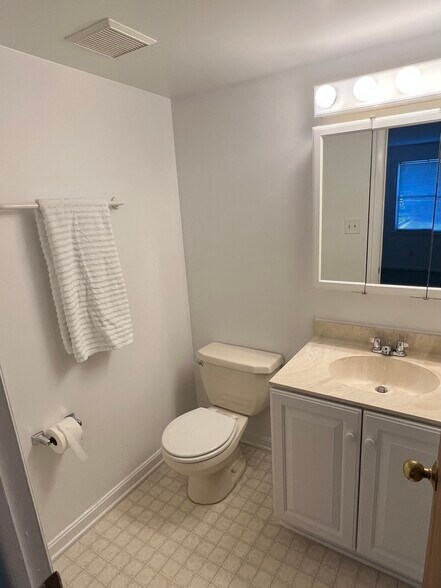 Building Photo - 500 Chapel Ct
