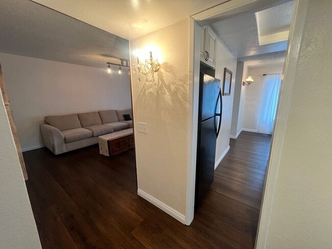 Building Photo - Large 1BR/1BA Updated End Unit (Upper Floor) Condo in Alpine Oaks