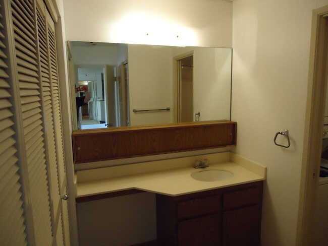 Building Photo - Pearl Regency 1 Bedroom, 1 Bath, with 1 pa...