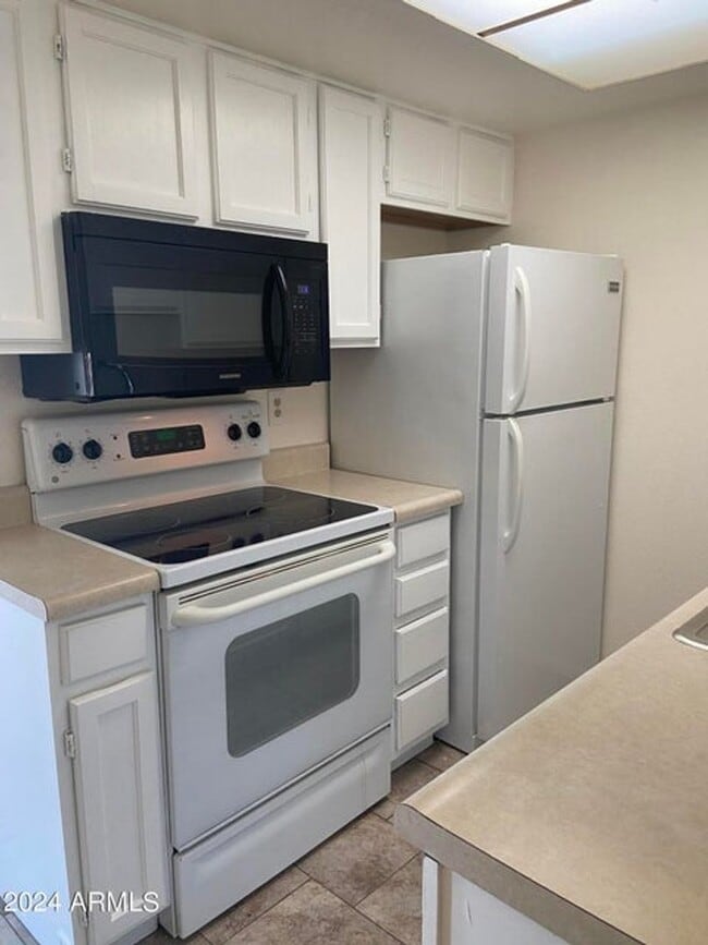 Building Photo - 1 BEDROOM 1 BATH WITH 1 CAR GARAGE ATTACHED IN NICE COMMUNITY GLENDALE