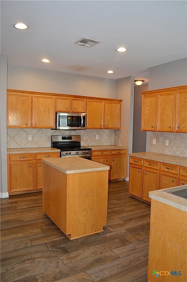 Building Photo - 423 Reservation Dr