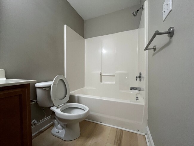 Building Photo - Expansive 3/3 Available Now!