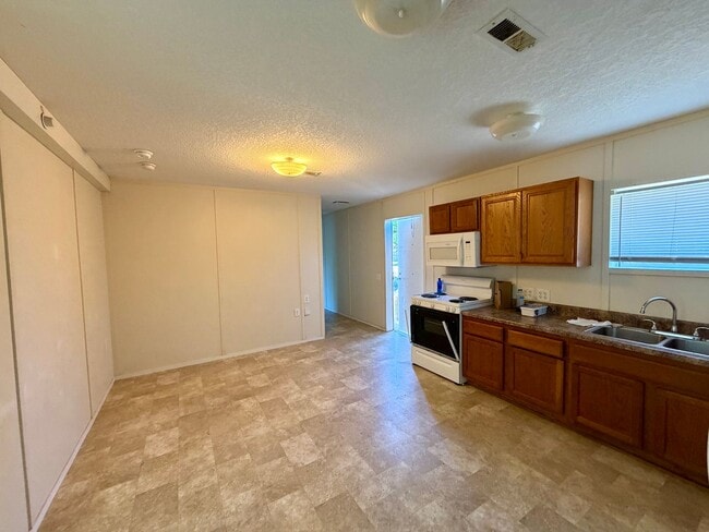 Building Photo - 3 bedroom 2 bath