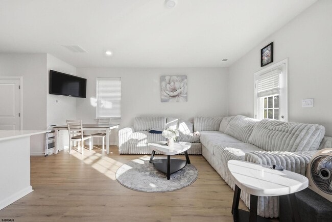 Building Photo - 222 Hermosa Dr