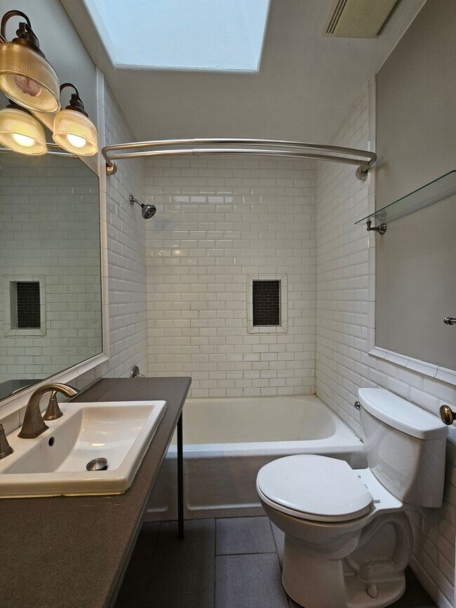 Building Photo - Alamo Placita Adorable 3 Bed 2 Bath Bungalow w/ CACH, Garage, Fenced Yard & More