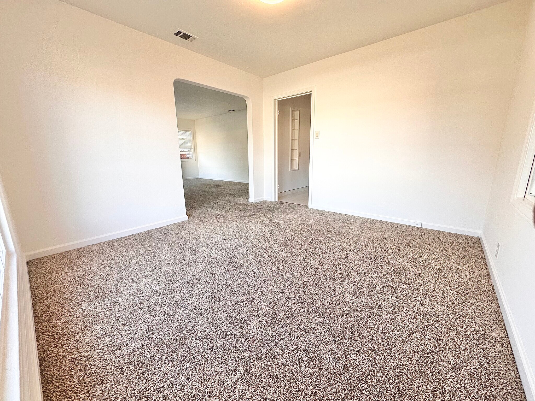 Building Photo - 82 E Rosemary Ln