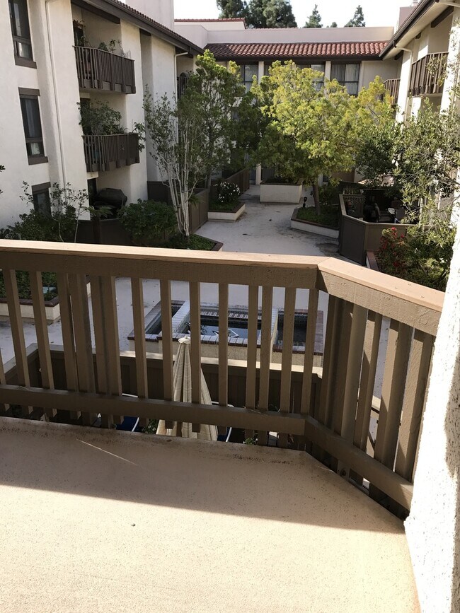 Building Photo - 2BD Condo in Silicon Beach Area Available ...